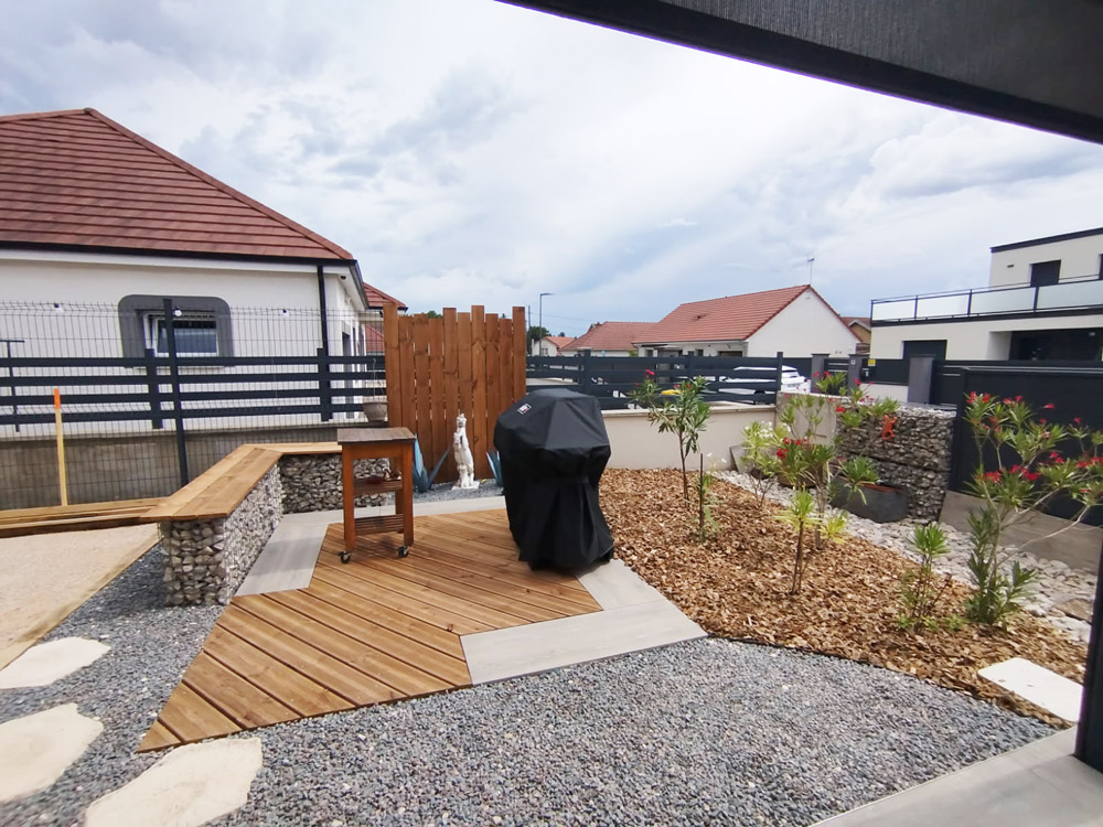 terrasse-et-plantation-exterieur-maison
