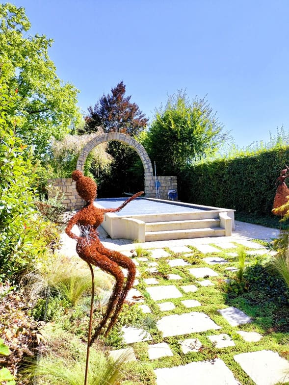 piscine-creusee-dalles et creation mur avec arche